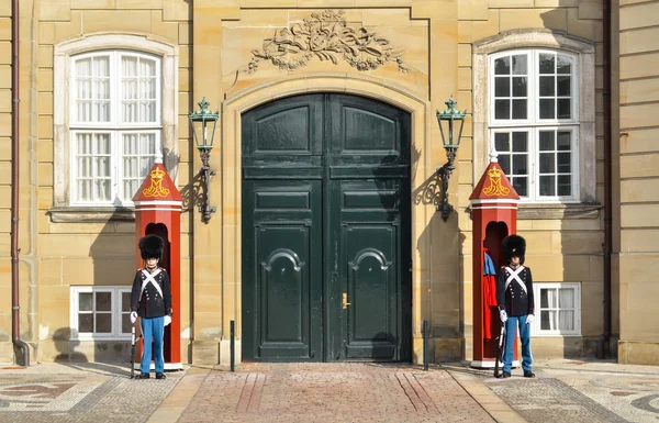 COPENHAGEN, DINAMARCA - 27 DE FEBRERO: Guardias reales en Amalienborg —  Fotos de Stock