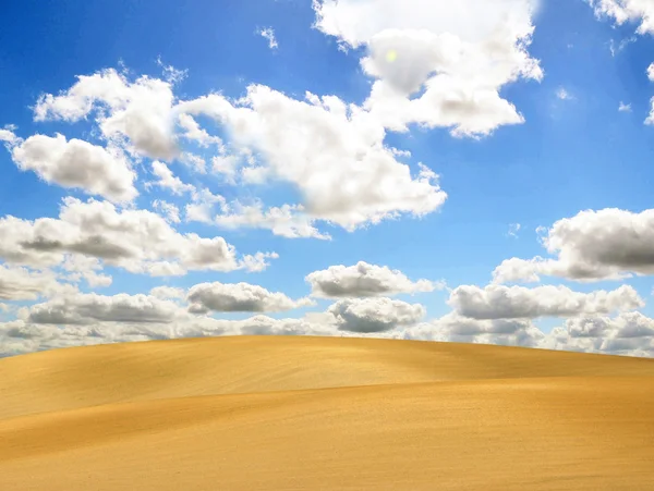 Woestijn en blauwe lucht — Stockfoto