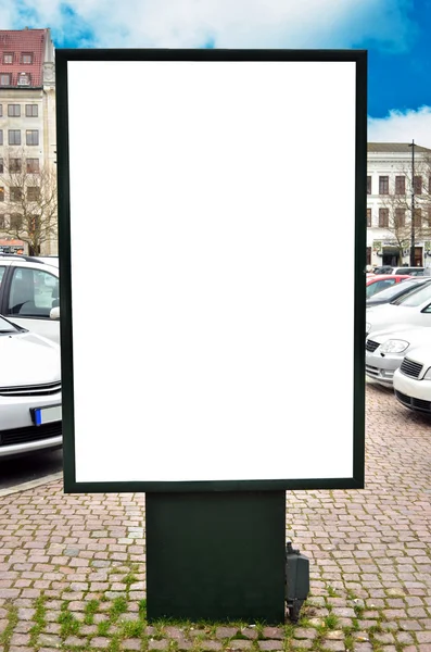 Panneau d'affichage vide avec espace vide pour votre message publicitaire — Photo