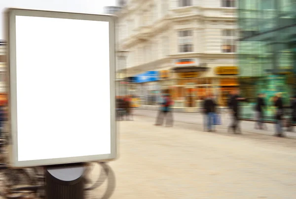 Порожній вуличний рекламний щит у розмиванні руху — стокове фото