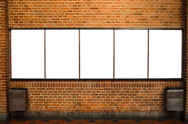 Tuğla duvar üzerine beş boş reklam panoları — Stok fotoğraf