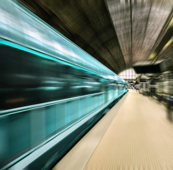 Tren rápido en movimiento borroso — Foto de Stock