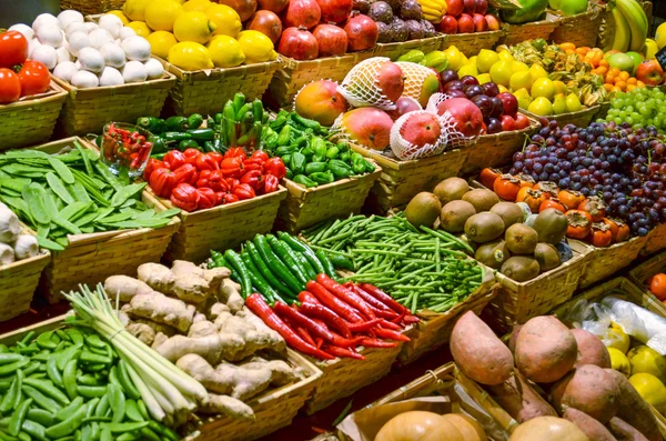 Mercado de frutas con varias frutas y verduras frescas de colores —  Fotos de Stock