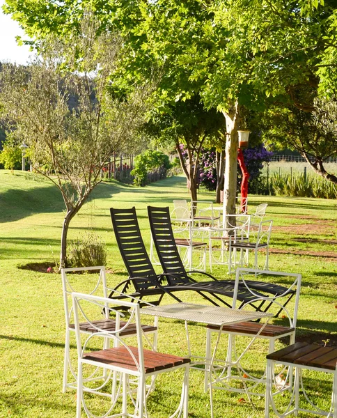 Patio in de tuin met tafel en stoelen — Stockfoto