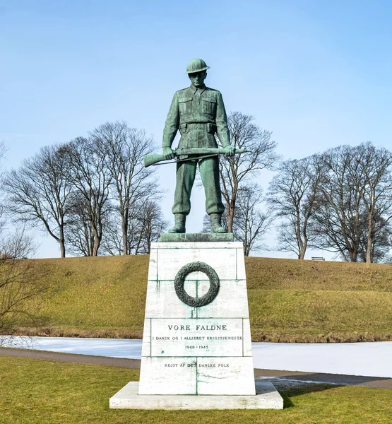 Estatua conmemorativa para soldados en la Segunda Guerra Mundial Copenhague - Dinamarca —  Fotos de Stock