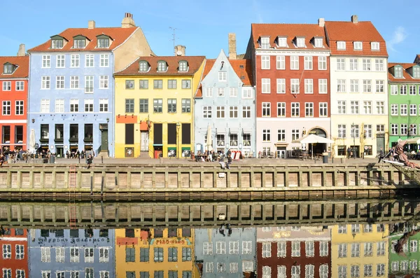 Nyhavn i Köpenhamn - berömda turistattraktion — Stockfoto
