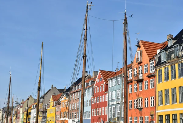 Nyhavn w Kopenhadze - sławnej siły przyciągania turysty — Zdjęcie stockowe