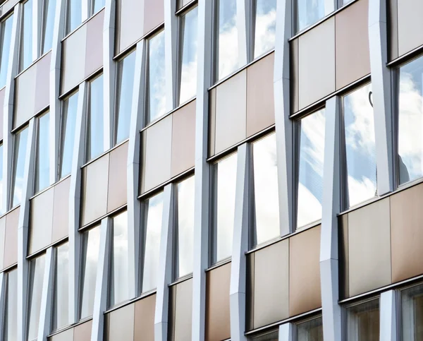 Reflejo de las ventanas del edificio —  Fotos de Stock