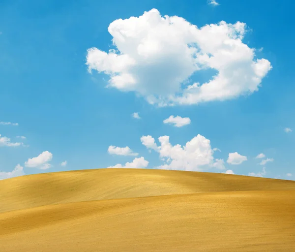 Dunas de areia e céu azul brilhante — Fotografia de Stock