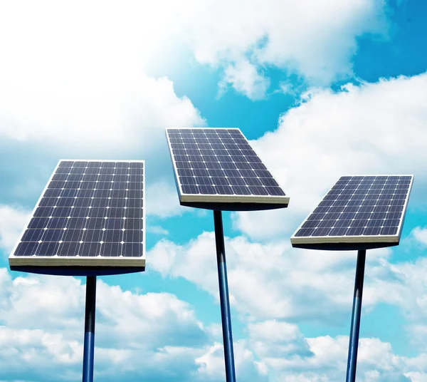 Solární panely proti modré obloze — Stock fotografie