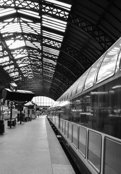 Estação de trem em preto e branco — Fotografia de Stock