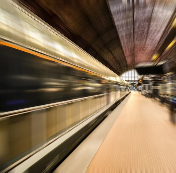 Estação ferroviária e comboio em movimento desfocado — Fotografia de Stock