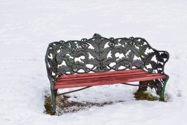 Kış tezgah parkı kar ile kaplı.