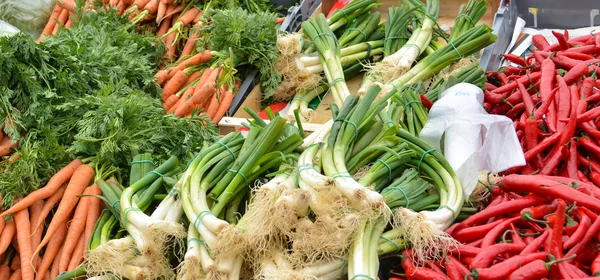 Овощи на фоне рынка — стоковое фото