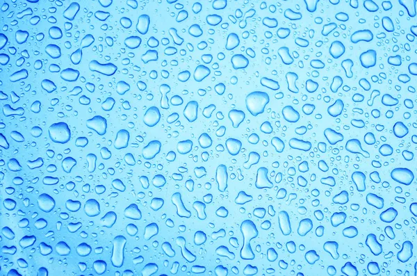 Gocce d'acqua su sfondo blu — Foto Stock