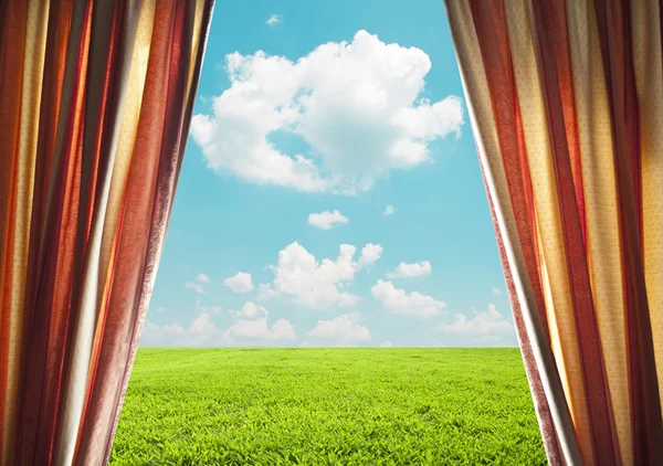 Open venster gordijnen met groene veld — Stockfoto