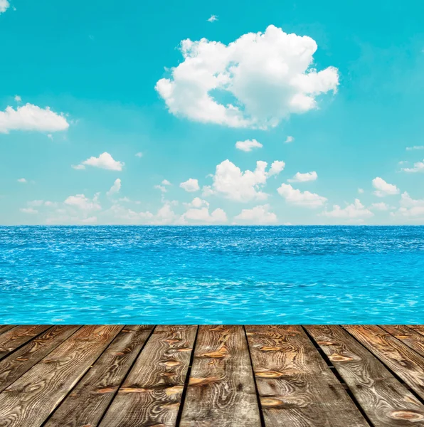 Oceano azul e céu acima do chão de madeira — Fotografia de Stock