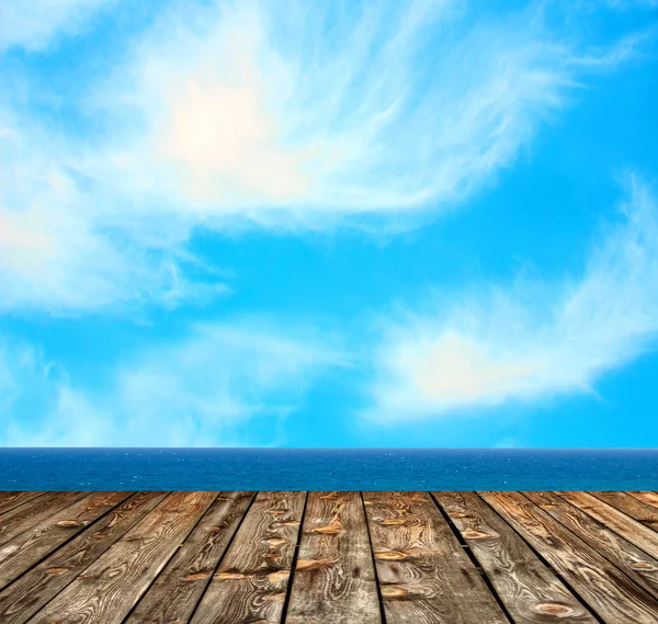 Havet och himlen mot trägolv — Stockfoto