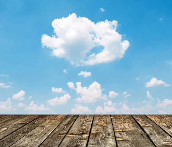 Mooie blauwe hemel en houten vloer achtergrond — Stockfoto