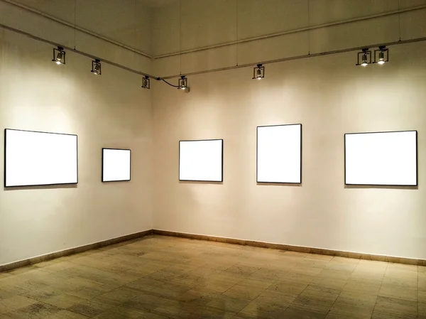 Galería interior con marcos en blanco — Foto de Stock