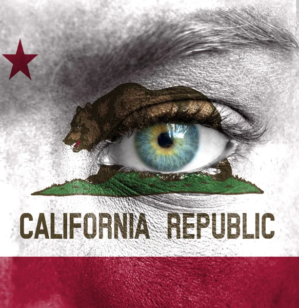 Rosto humano pintado com bandeira da Califórnia — Fotografia de Stock