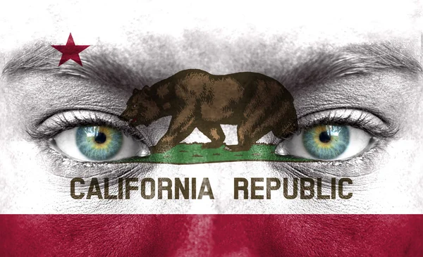 Ihmiskasvot maalattu Kalifornian lipulla — kuvapankkivalokuva