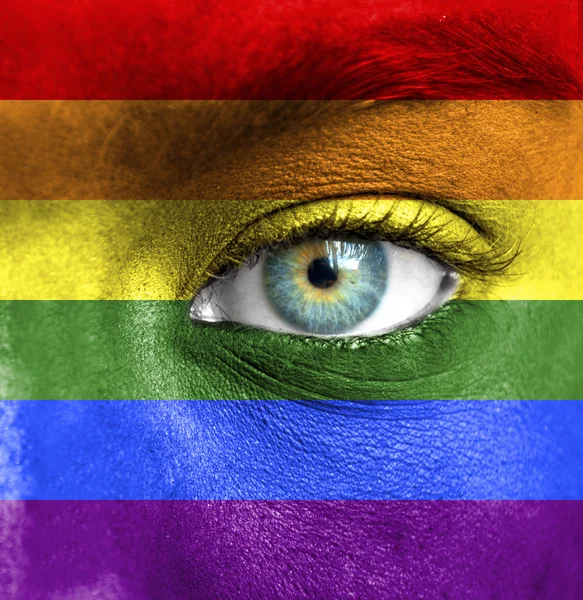 (Eşcinsel gurur bayrağı ile insan yüzü boyalı) — Stok fotoğraf