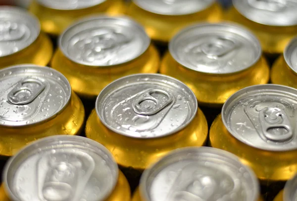 Latas com gotas de água macro tiro — Fotografia de Stock