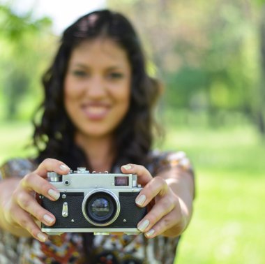 Vintage fotoğraf makinesi - odak fotoğraf makinesi (retr tutan kadın portresi