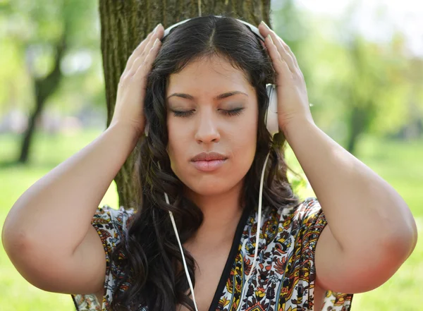 Belle femme jouissant de la musique en plein air — Photo