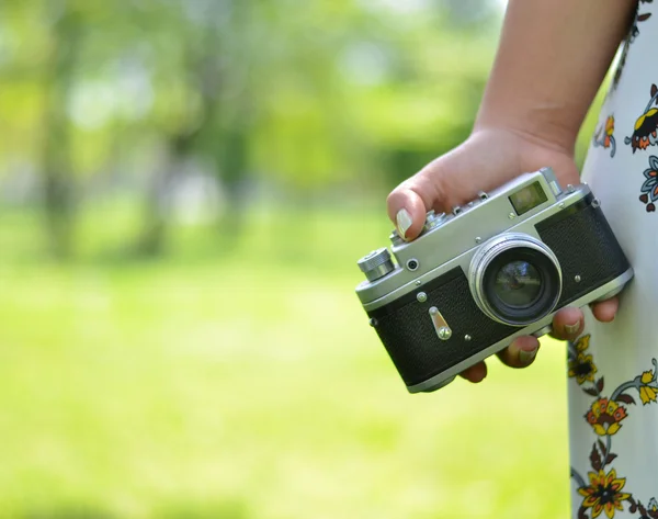 Tutup tangan wanita memegang kamera retro — Stok Foto