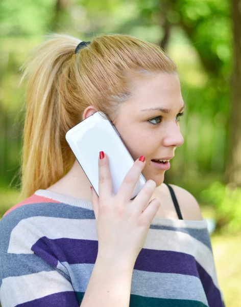 Portret zdumiony nastolatek gilr rozmowy na telefon — Zdjęcie stockowe