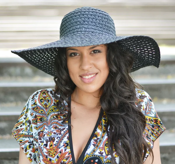 Retrato de hermosa mujer atractiva con sombrero de paja — Foto de Stock