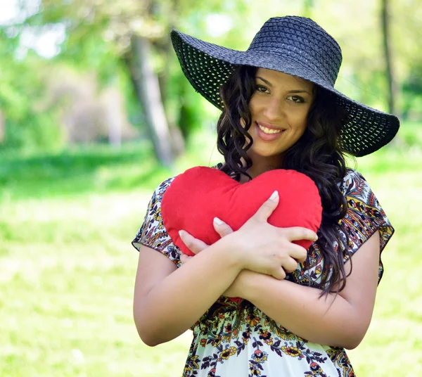 Portrait de belle fille tenant grand coeur rouge — Photo