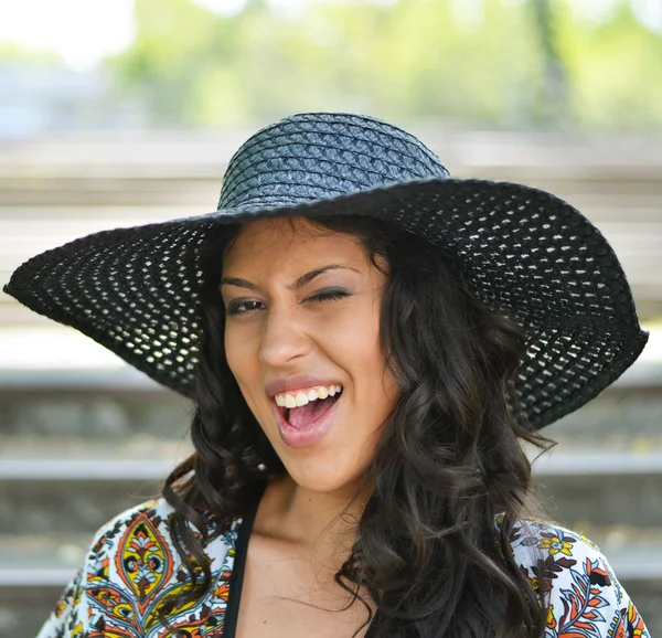 Retrato de hermosa chica con sombrero guiño —  Fotos de Stock