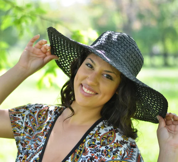 Portret van mooie vrouw met stro hoed lachende — Stockfoto