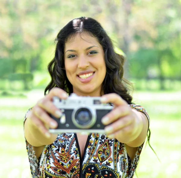 Retrato de una hermosa mujer tomando fotos mwith cámara vintage — Foto de Stock