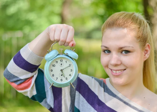 Retrato de chica linda sosteniendo reloj viejo — Foto de Stock