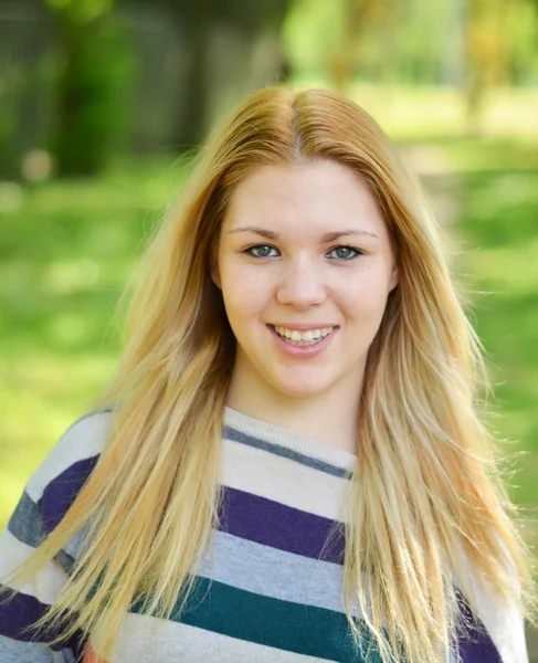 Portrait of smiling girl outdoors — Stock Photo, Image