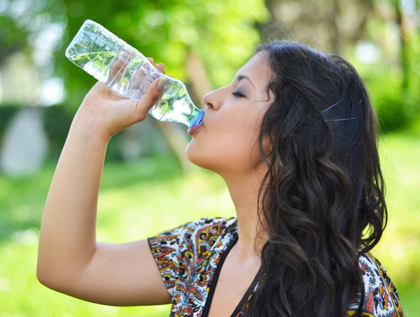 Portrait of woman drinking water outdoor — Stock Photo, Image