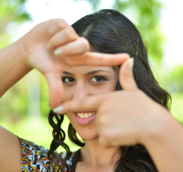 Gadis cantik membuat bingkai dengan tangan di luar ruangan — Stok Foto