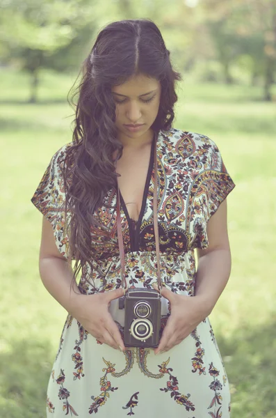 Immagine retrò di bella donna che tiene fotocamera vintage all'aperto — Foto Stock