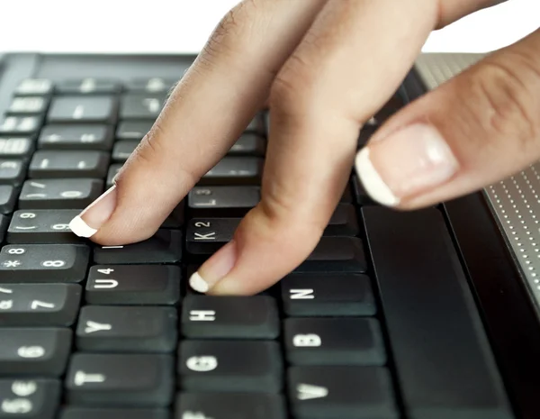 Tecleo a mano en teclado negro —  Fotos de Stock