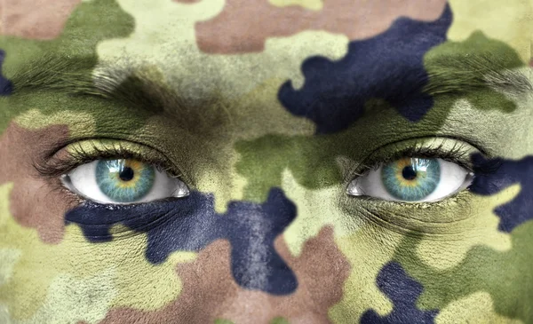 Mänskligt ansikte med kamouflage makeup — Stockfoto