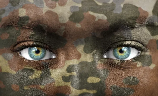 Soldat ansikte med camo färger — Stockfoto