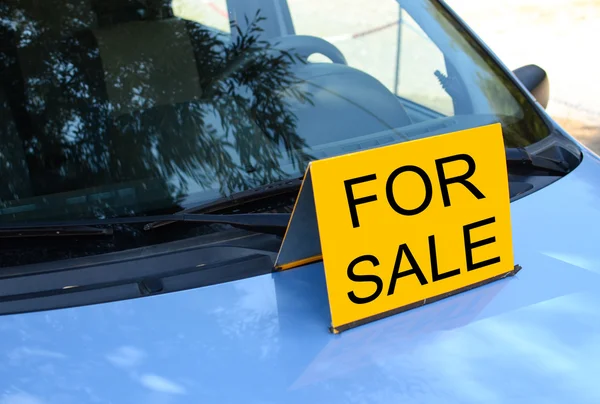 "FOR SALE" sign on car - Sell a car concept — Stock Photo, Image