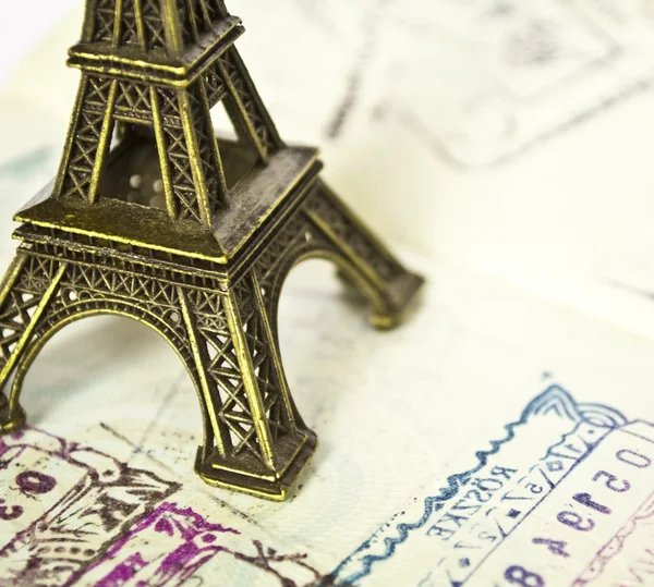 Passaporte estampado com passaporte Eiffel - viagem ao conceito de Paris — Fotografia de Stock