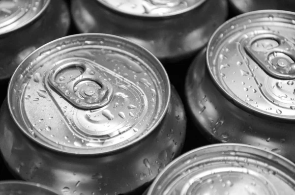 Latas com gotas de água close-up — Fotografia de Stock