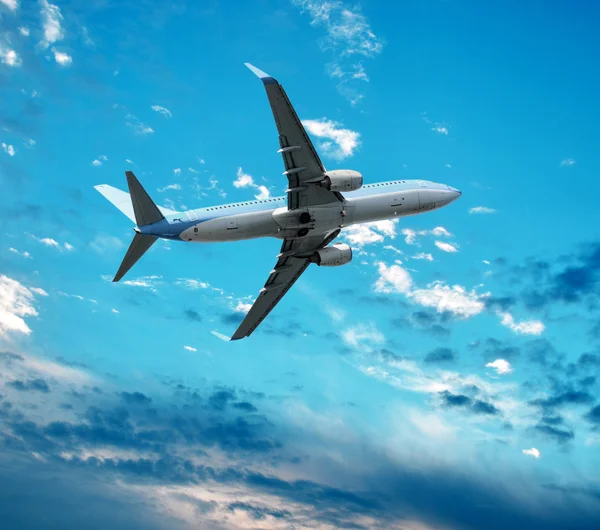 Grande avião a jato voando contra fundo céu perfeito — Fotografia de Stock