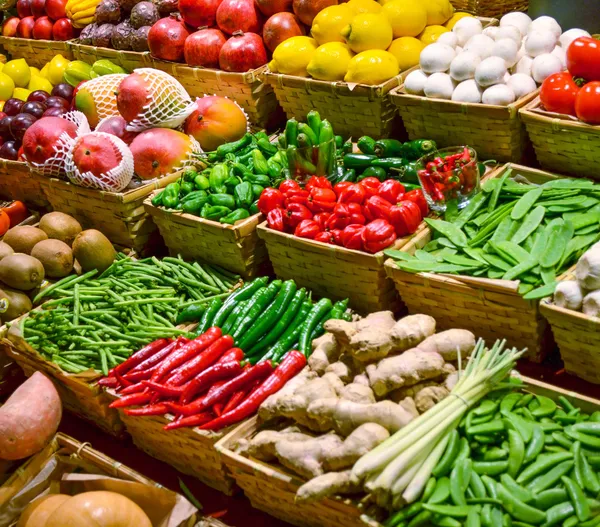 Mercado de frutas con varias frutas y verduras frescas de colores — Foto de Stock